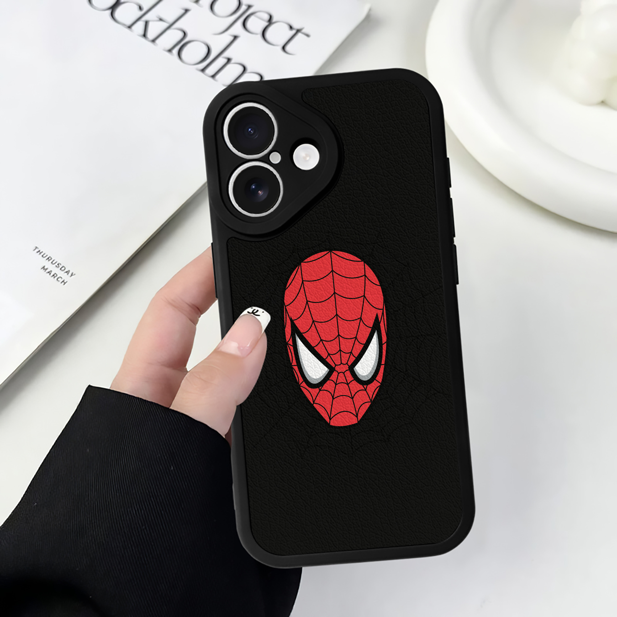 （画像用） アベンジャーズ The Avengers 【iPhone 16シリーズ対応】シリコンスマホケース（レザー調） 材質：シリコン